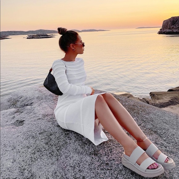 𝗡𝗪𝗧 𝗭𝗮𝗿𝗮 • Rubberized Low Heel Sandals - Picture 3 of 11